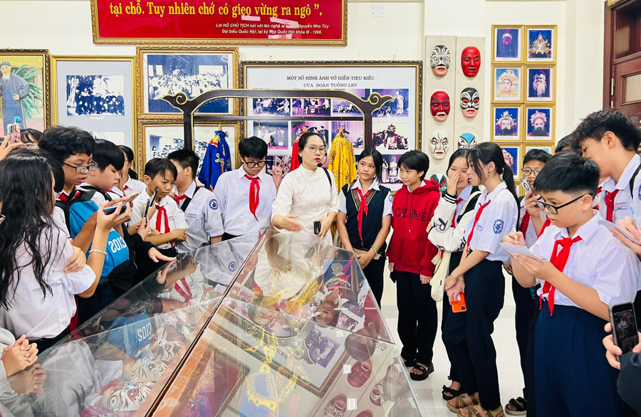 Students from Nguyen Hue Secondary School learn about the province’s traditional arts. Photo: M.N 6aa876aa1a63973dce72.jpg