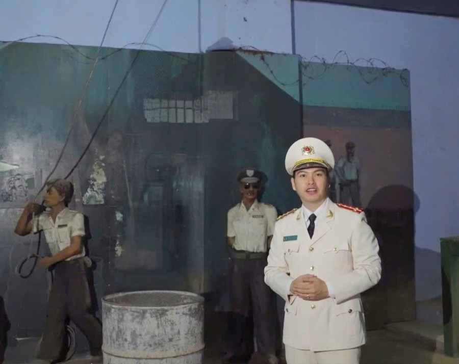 Captain Nguyễn Hữu Hiếu (Youth Committee, Gia Lai Provincial Police) introduces the “red address” of Pleiku Prison. Photo: M.N dai-uy-nguyen-huu-hieu.jpg