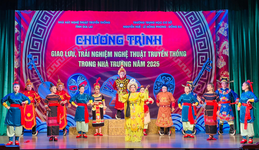A scene from the Tuong play “Quang Trung Ascends the Throne” performed by artists from the Dao Tan Tuong Troupe. Photo: M.N cac-nghe-si-dien-vien-doan-tuong-dao-tan-bieu-dien-trich-doan-tuong-quang-trung-len-ngoi.jpg