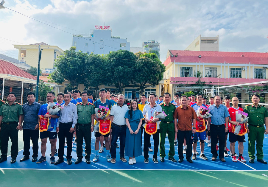 The organizing committee presents commemorative flags to the participating teams. Photo: M.N f81078d6ad615b73c034b9c2fe23e86c.jpg
