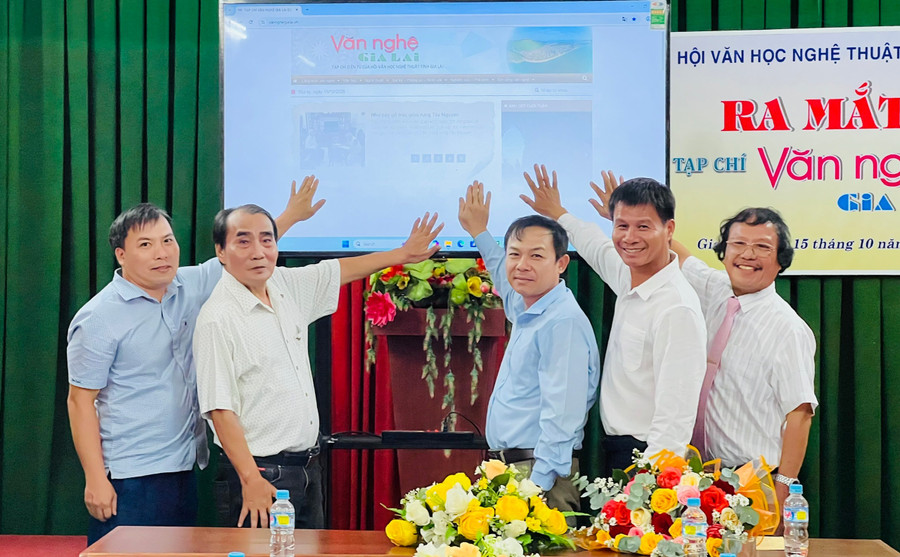 Delegates press the button to launch the Gia Lai Arts and Literature Magazine online edition. Photo: M.N cac-dai-bieu-nhan-nut-ra-mat-tap-chi-van-nghe-gia-lai.jpg