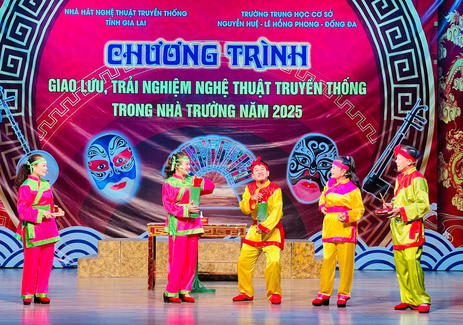 The Bai Choi folk singing performance by artists provided students with valuable insights. Photo: M.N phan-hat-bai-choi-dan-gian-do-cac-nghe-si-bieu-dien-mang-den-niem-vui-cho-hoc-sinh.jpg