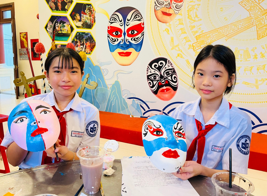 Students experience painting Tuong masks. Photo: M.N nhung-chiec-mat-na-tuong-do-hoc-sinh-truong-thcs-nguyen-hue-ve.jpg