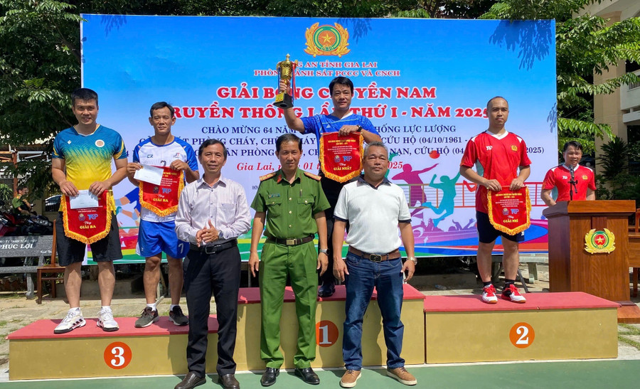 The organizing committee presents first, second, and third prizes to the teams. Photo: M.N f2c987a1febb48a8f655e6bbf7a408a9.jpg