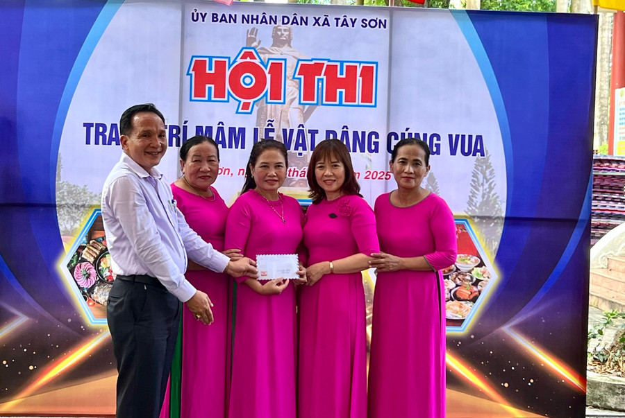 The organizing committee presents the first prize to the team from Thu Thien Thuong Hamlet and Thu Thien Ha Hamlet. Photo: M.N lanh-dao-ubnd-xa-tay-son-trao-giai-nhat-cho-doi-thi-thon-thu-thien-thuong-va-thon-thu-thien-ha.jpg