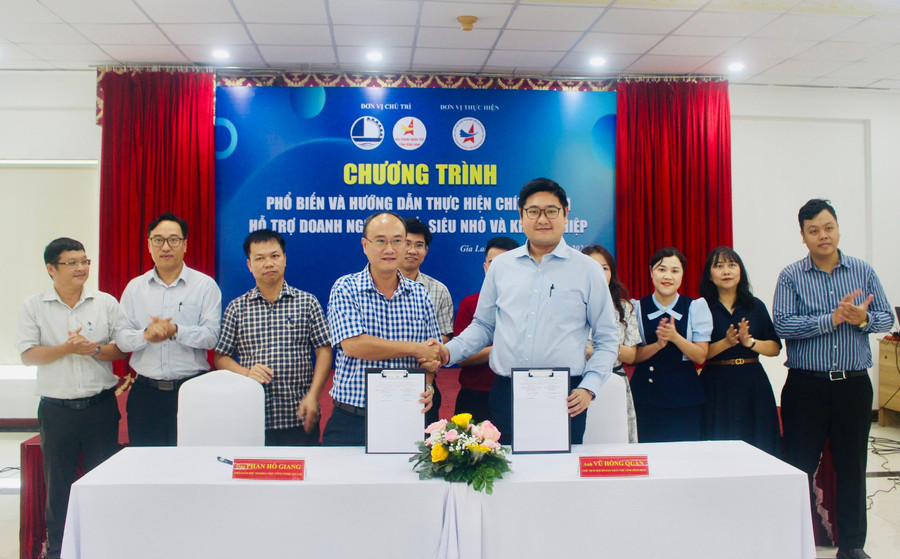 The Department of Science and Technology and the Binh Dinh Young Entrepreneurs Association sign a memorandum of understanding on cooperation in supporting and developing small and medium-sized enterprises. Photo: P.L lanh-dao-so-khoa-hoc-va-cong-nghe-cung-hoi-doanh-nhan-tre-binh-dinh-ky-ket-ban-ghi-nho.jpg