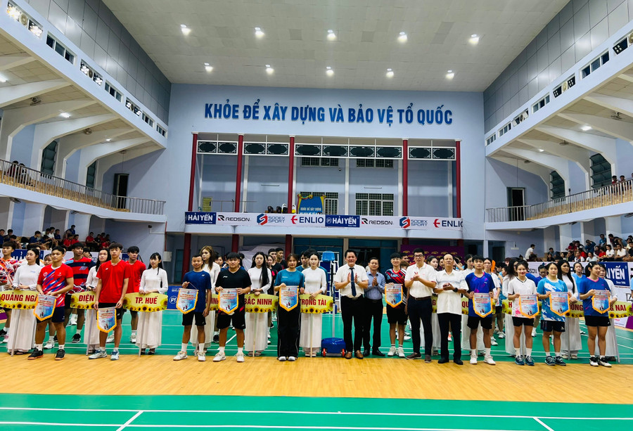 The organizing committee presents commemorative flags to participating teams. Photo: M.N cac-dai-bieu-tang-hoa-va-co-luu-niem-cho-cac-doan-tham-gia-giai.jpg