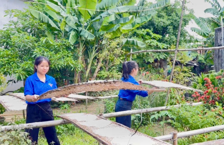 In her competition video, Phan Thị Yến (far left), Secretary of Tuy Phước Bắc Commune Youth Union, introduces the traditional rice paper making craft of her locality. Photo: M.N doan-xa-tuy-phuoc-bac.jpg