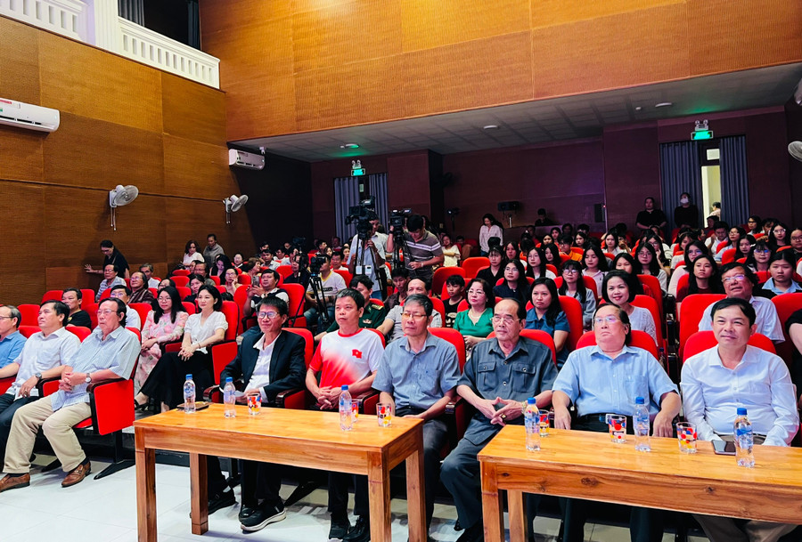 Delegates and a large audience attend the art performance. Photo: P.L cac-dai-bieu-cung-dong-dao-khan-gia-theo-doi-chuong-trinh-nghe-thuat.jpg