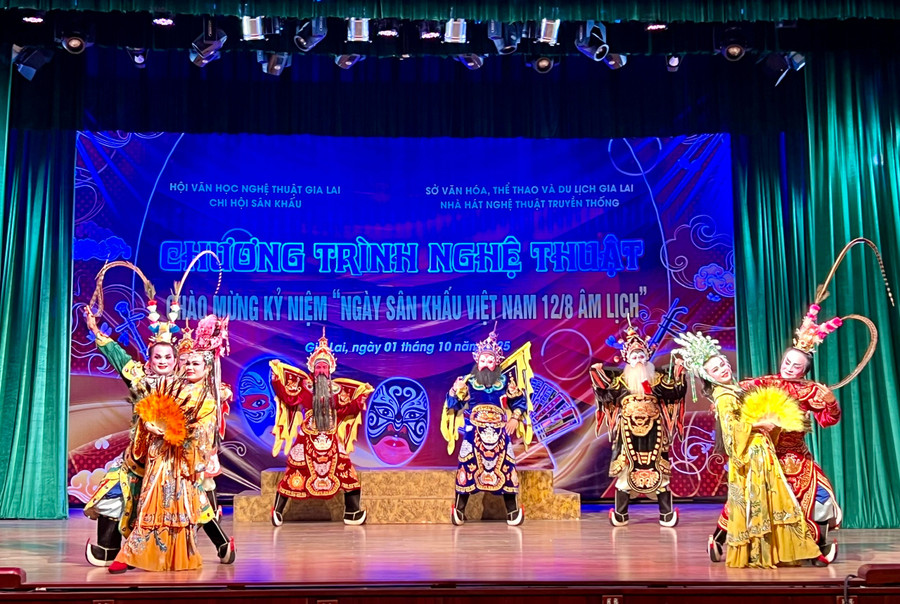 Performers and artisans present the dance piece Trình tường. Photo: P.L cac-dien-vien-nghe-nhan-dan-dung-bieu-dien-tiet-muc-mua-trinh-tuong.jpg