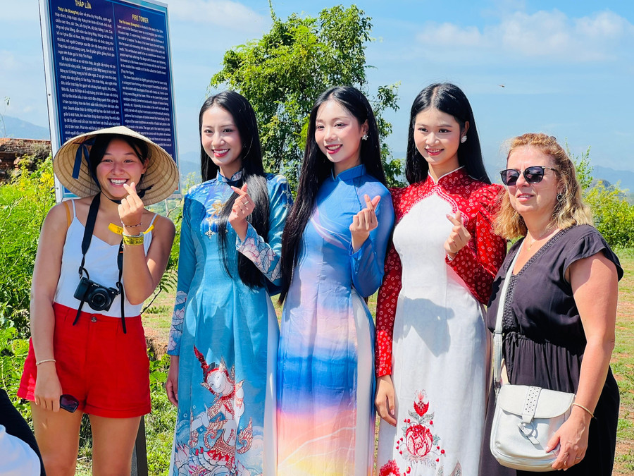Hà Trúc Linh (second from left) and the Top 5 Miss Vietnam 2024 finalists pose for photos, showcasing the beauty of Gia Lai to international visitors. Photo: M.N bbb9820066c2ad015a34a8df7cd6fae8.jpg