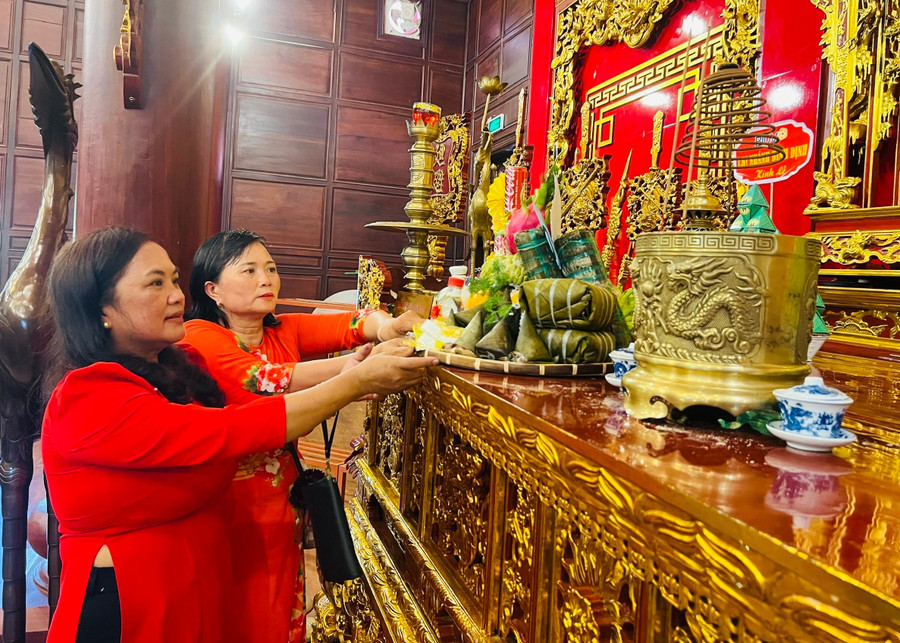 Teams present ceremonial offerings to the King. Photo: M.N cac-doi-thi-chuan-bi-mam-le-vat-dang-cung-vua.jpg