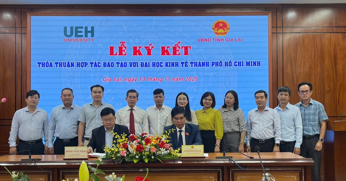 Gia Lai signs training partnership with UEH to strengthen high-quality ...