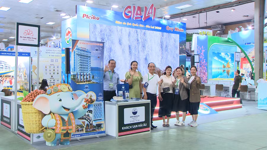 Staff of Hai Au Hotel (Quy Nhơn) prepare their booth for VITM 2026. Photo: Mỹ Hà