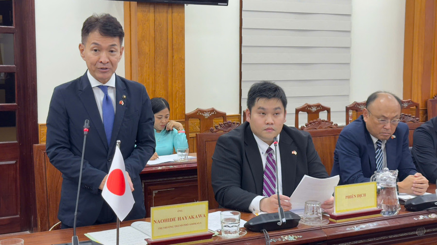 Mayor Naohide Hayakawa speaks at the working session. Photo: Minh Hoàng z7160899597049-3a99ac04745b742ff3c6edb5e823f04d.jpg