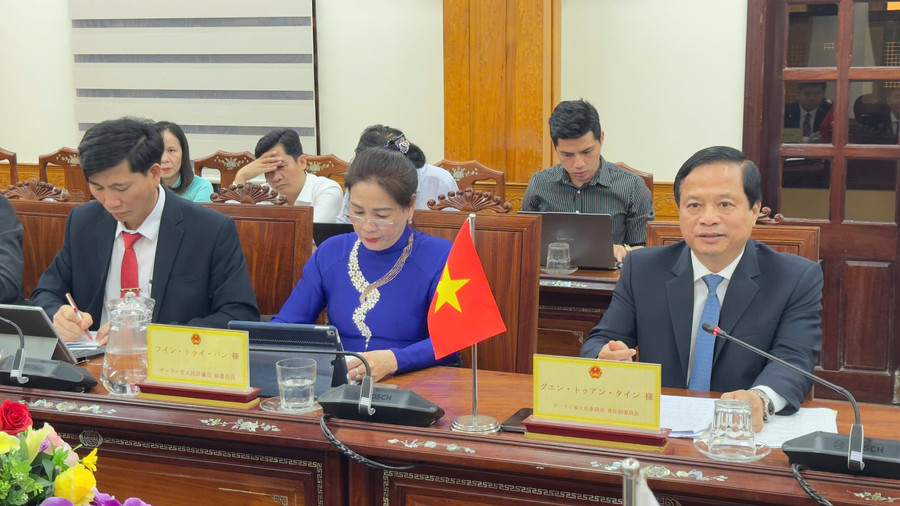Standing Vice Chairman of the Provincial People’s Committee Nguyễn Tuấn Thanh receives and works with the Ashikaga City delegation. Photo: Minh Hoàng z7160899615104-e8c4219e7df6883776190ab151c474c9.jpg
