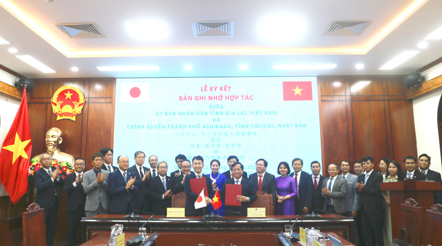 Leaders of Gia Lai province and Ashikaga City sign a memorandum of cooperation on training and human resource exchange. Photo: Minh Hoàng gia-lai-va-thanh-pho-ashikaga-nhat-ban-ky-ket-ban-ghi-nho-hop-tac-dao-tao-va-trao-doi-nguon-nhan-luc-anh-minh-hoang.jpg