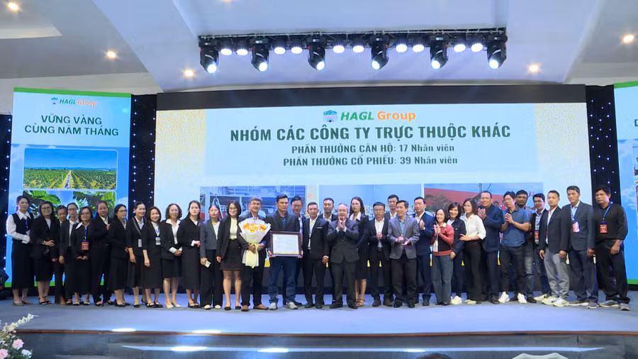 lanh-dap-tap-doan-hagl-trao-tuong-trung-tri-an-nguoi-lao-dong-can-ho-va-co-phieu.jpg