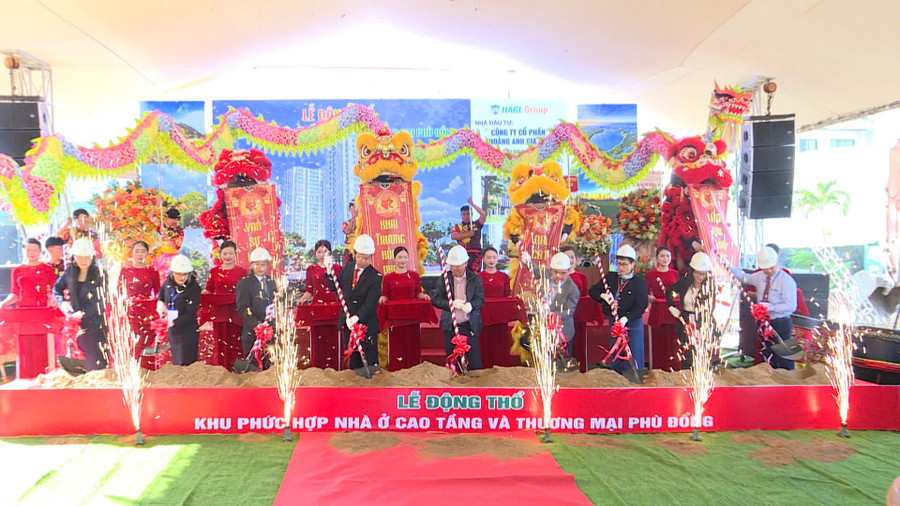 Delegates perform the groundbreaking ritual for the Phù Đổng High-Rise Residential and Commercial Complex. Photo: Huy Toàn