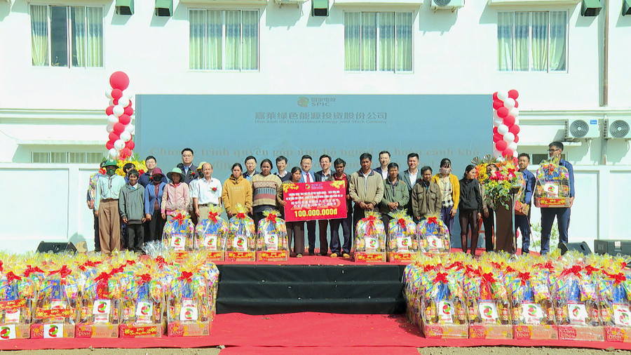 cong-ty-cp-dau-tu-nang-luong-xanh-trao-qua-cho-cac-ho-ngheo.jpg