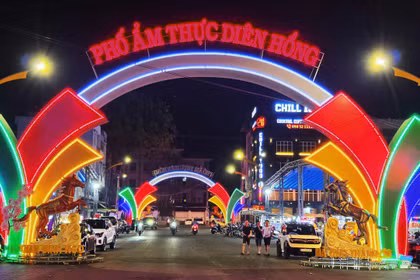 A large number of diners gathered at Dien Hong Food Street to enjoy a variety of delicious dishes.