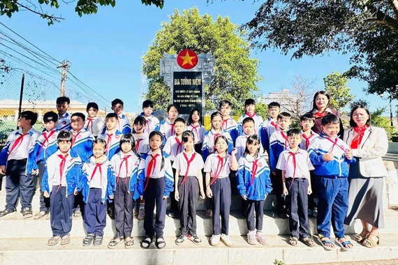 Admitting New Youth Union and Team Members at "Red Addresses": Fostering Patriotism and the Spirit of Dedication