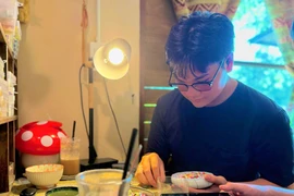 Pleiku youth flock to handmade bracelet workshop