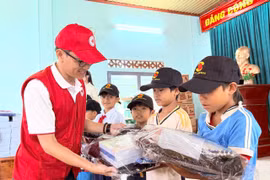 Vietnam’s Gia Lai Red Cross delivers aid to leprosy patients, disadvantaged students