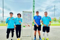 Nguyen Thanh Hung (far right) is currently a coach at the HAGL Academy.