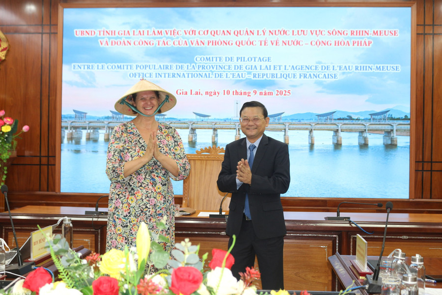 Vice Chairman of the Provincial People’s Committee Nguyễn Tự Công Hoàng presents a souvenir to Ms. Bénédicte ROY, Project Leader of the Integrated Water Resources Management Project. Photo: Đức Hải a3.jpg