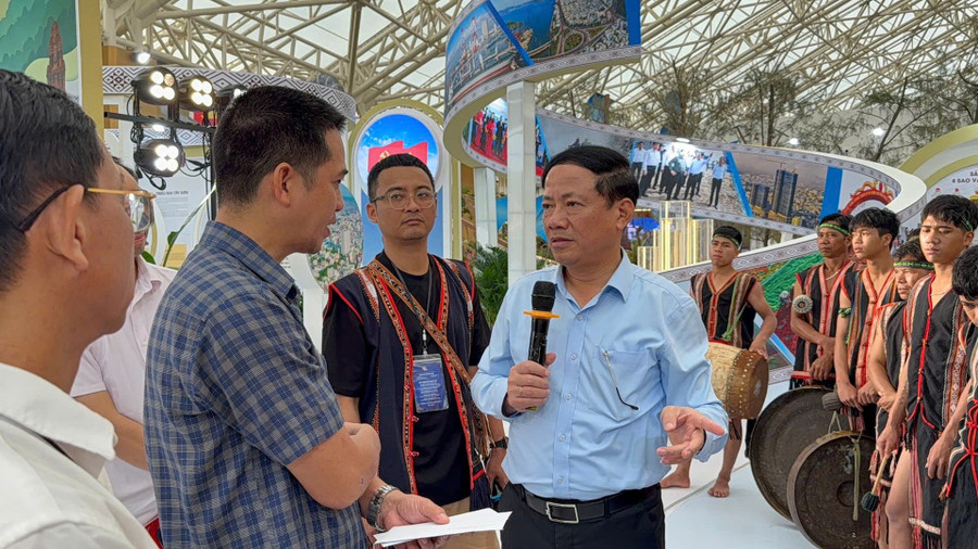 Chairman of the Provincial People’s Committee Phạm Anh Tuấn (fourth from left) tours the Gia Lai exhibition space. Photo: Thành Hưng 2.jpg