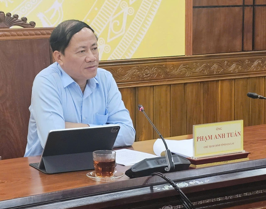 Chairman of the Provincial People’s Committee Phạm Anh Tuấn chairs the meeting. Photo: Đức Hải Chairman of the Provincial People’s Committee Phạm Anh Tuấn chairs the meeting. Photo: Đức Hải