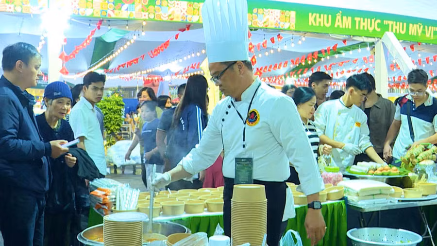 anh-tran-buu-thuong-che-bien-mon-bun-cha-ca-quy-nhon-cho-thuc-khach.jpg