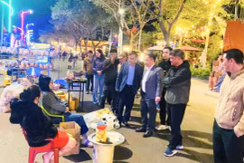 Pleiku Ward Party Secretary Inspects Preparations for the Opening Ceremony of "Cho Nho Night Street"