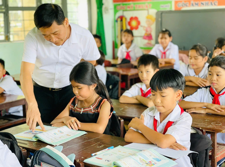 A lesson at Phù Đổng Primary and Secondary School in the border commune of Ia Púch. Photo: T.D 8a95fd7d2947a119f856.jpg