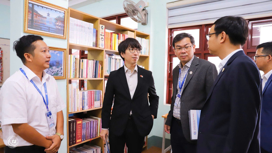Representatives of Quy Nhon University’s leadership welcome Mr. Terado Hirotsugu (second from left), Consul in charge of economic and cultural affairs at the Consulate General of Japan in Da Nang. Photo: M.H 111bvv.jpg