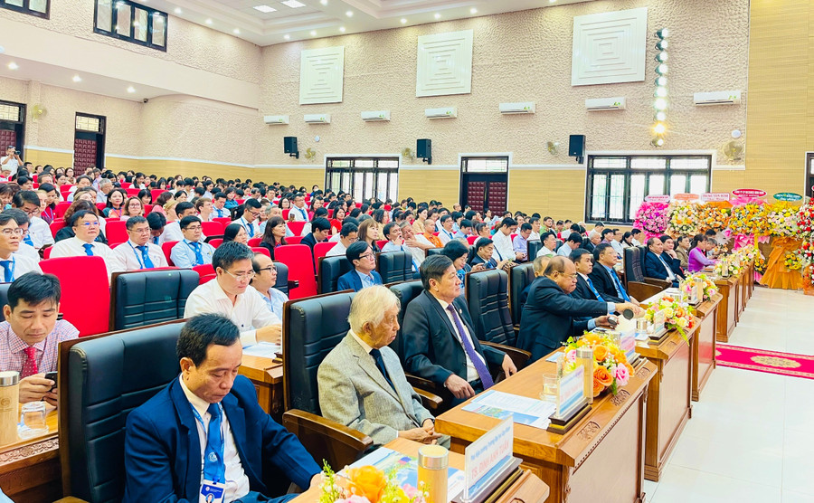 Delegates attend the ceremony announcing the appointment of the Rector of Quy Nhơn University for the 2025-2030 term. Photo: T.D 45a71a289ccc16924fdd.jpg