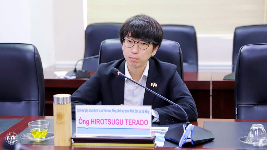 Mr. Terado Hirotsugu, Consul in charge of economic and cultural affairs at the Consulate General of Japan in Da Nang, expressed his desire to connect and cooperate with Quy Nhon University. Photo: M.H 3412695385229285693.jpg