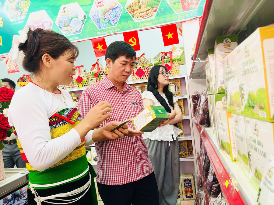 The OCOP product introduction and sales point acts as a direct bridge between producers and consumers. Photo: T.D 8149f5b8e8cd62933bdc.jpg