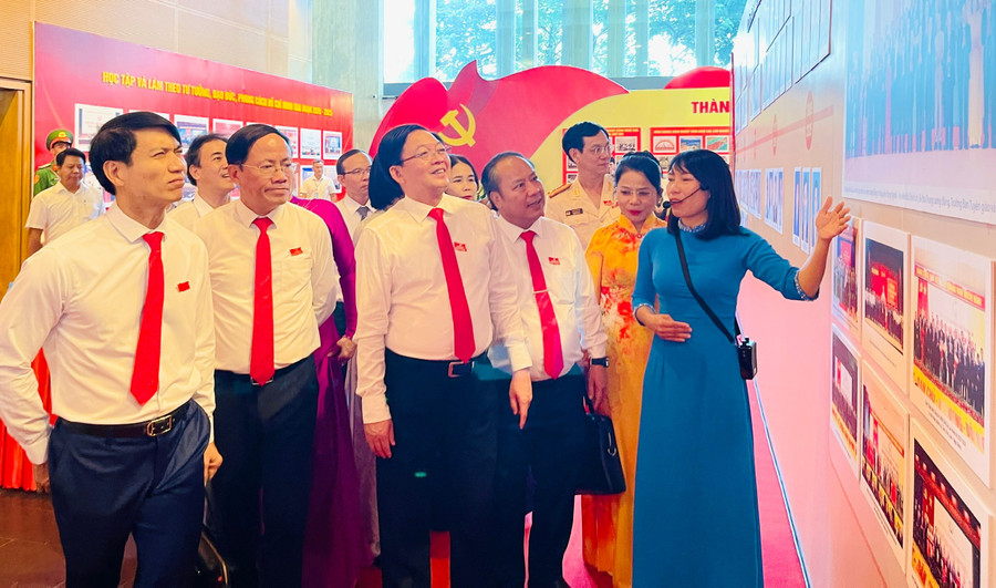 Provincial leaders tour the exhibition. Photo: Trần Dung 87904f3e5eb9d4e78da8.jpg