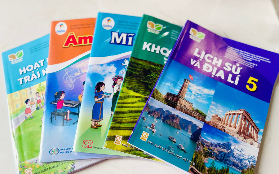 The use of multiple textbook sets offers diversity in choices but also brings about several challenges. Photo: T.D 5a442e7dc5374f691626.jpg