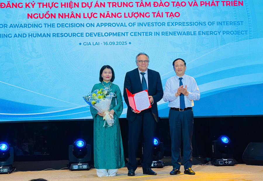 Chairman of the Gia Lai Provincial People’s Committee presents the Decision approving the results of investor interest in the Renewable Energy Human Resource Training and Development Center project. Photo: T.D gen-h-z7018129501197-93300d27e1f73b2309d58a3d6737ebf1.jpg