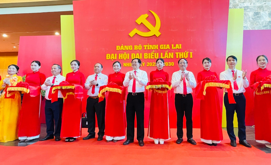 Delegates cut the ribbon to open the photo exhibition “Gia Lai Provincial Party Committee—Proudly Continuing the Glorious Tradition.” Photo: Trần Dung trien-lam-anh-dang-bo-tinh-gia-lai-tu-hao-viet-tiep-truyen-thong-ve-vang.jpg