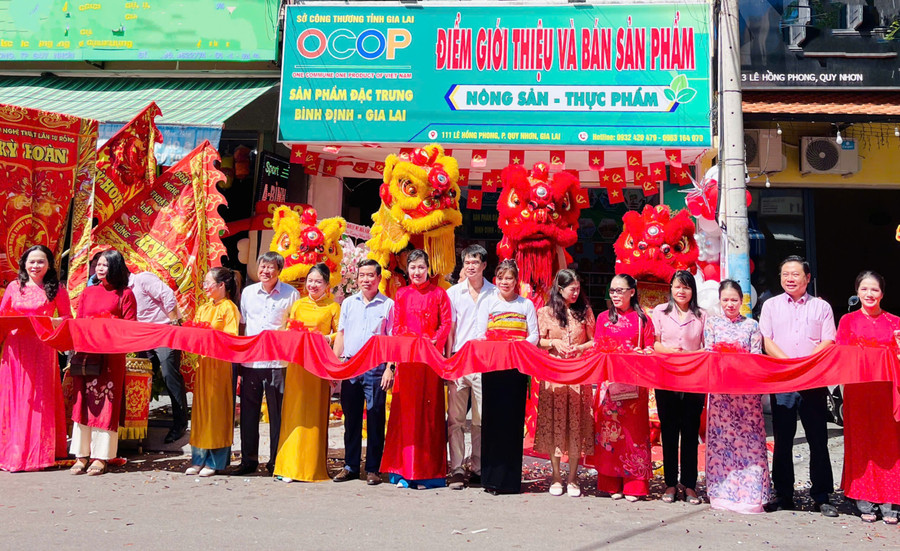 Delegates cut the ribbon to inaugurate the OCOP product introduction and sales point at 111 Le Hong Phong Street (Quy Nhon Ward). Photo: T.D gen-h-z7030745799501-a8b525cdc95454e751f95f4f6095ae8a.jpg