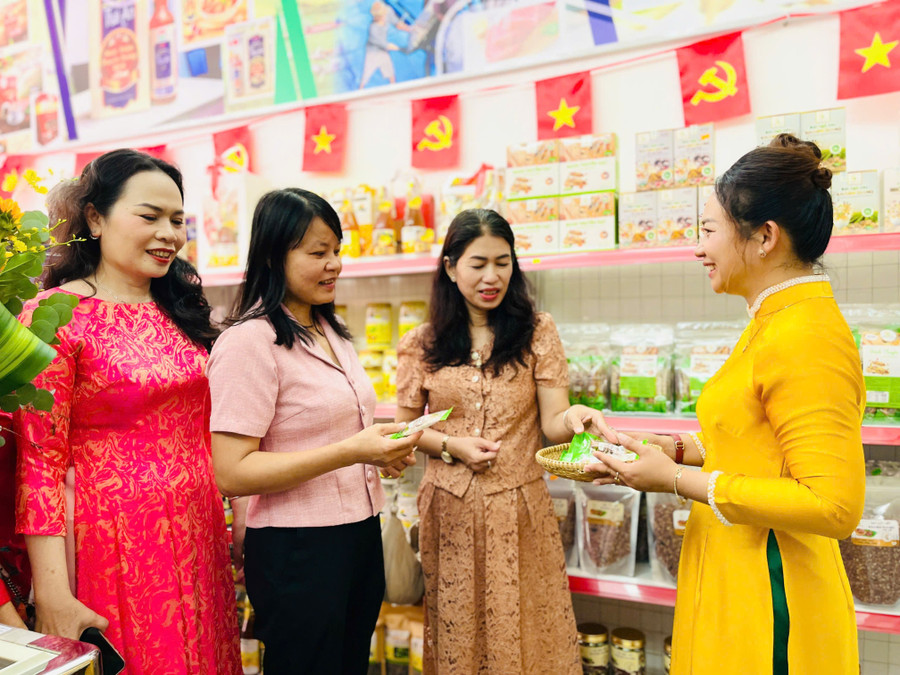 The OCOP product introduction and sales point brings together over 300 products from 13 OCOP entities across Gia Lai Province. Photo: T.D gen-h-z7030745813052-17e1c151c0e4050d54bbcab885d9e782.jpg