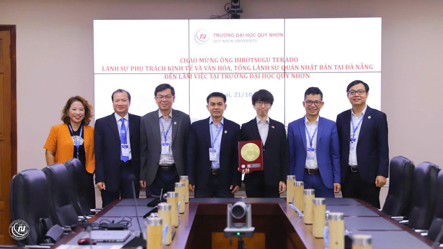 Quy Nhon University leaders take a commemorative photo with Mr. Terado Hirotsugu, Consul in charge of economic and cultural affairs at the Consulate General of Japan in Da Nang. Photo: M.H truong-dai-hoc-quy-nhon-lam-viec-voi-dai-dien-tong-lanh-su-quan-nhat-ban-tai-da-nang.jpg