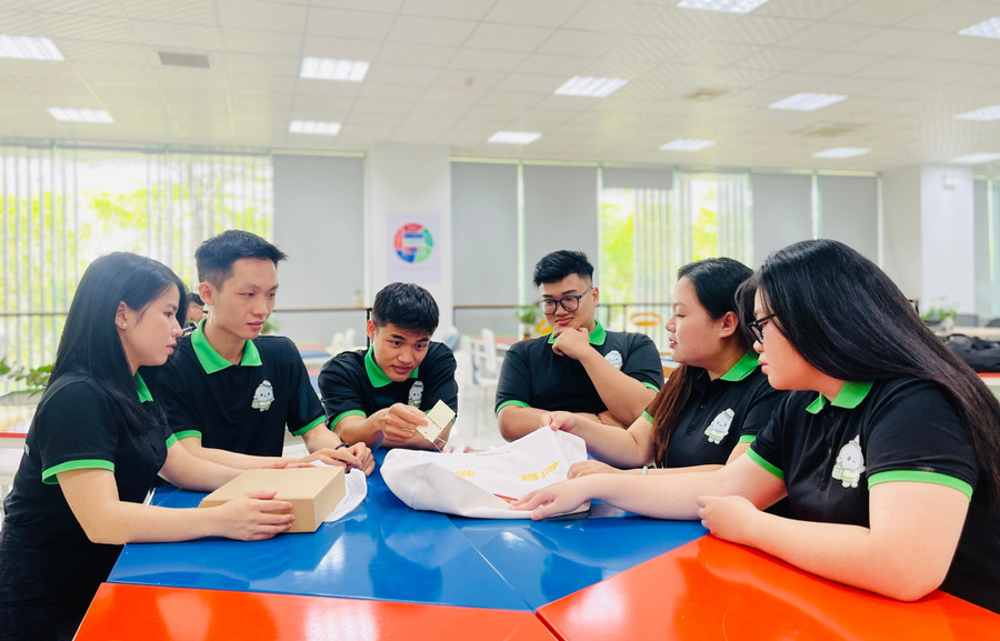 Inspired by the idea of turning plastic waste into fashion, the GreenWeave team has helped promote a green lifestyle. Photo: T.D 7ba501f23101ba5fe310.jpg