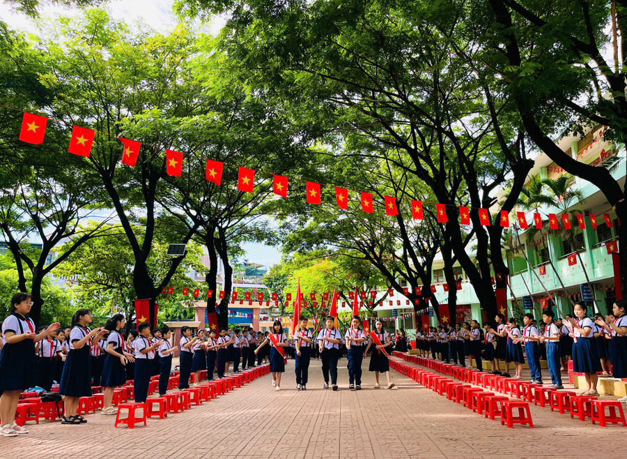 Staff, teachers, and students of Ly Thuong Kiet Primary School (Quy Nhon Ward) make thorough preparations for the opening ceremony on September 5. Photo: Tran Dung 9cc6a02e06058d5bd414.jpg