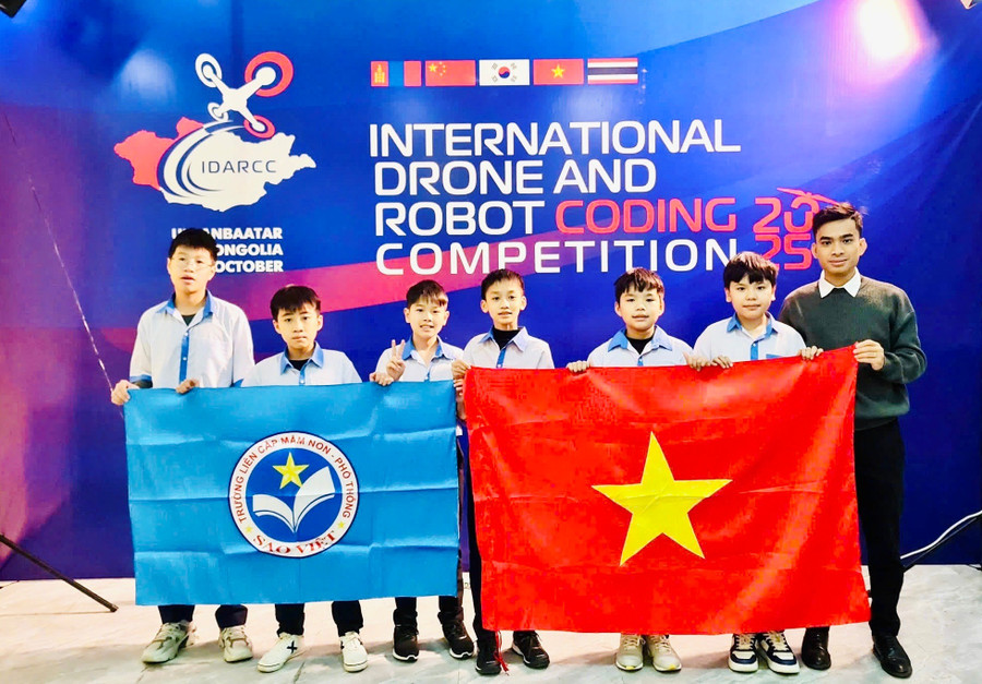 Vũ Hoàng Nam (far left) excelled to win the gold medal in the individual Drone Programming category. Photo: Provided by Organizers vu-hoang-nam-dat-huy-chuong-vang-lap-trinh-drone.jpg