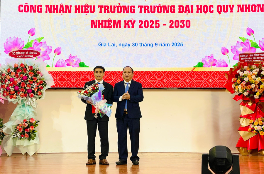 Comrade Rah Lan Chung, Standing Deputy Secretary of the Provincial Party Committee and Chairman of the Gia Lai Provincial People's Council, presents congratulatory flowers to Assoc. Prof. Dr. Đoàn Đức Tùng. Photo: T.D z7064542420620-82b8242be3d454643e0a4fdea317e5ec.jpg